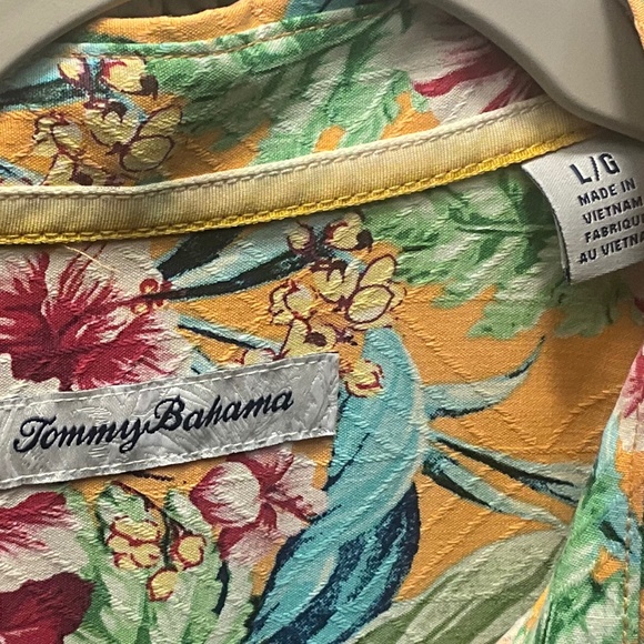 Tommy Bahama 100% silk floral button down shirt.  Size Large - Picture 2 of 6